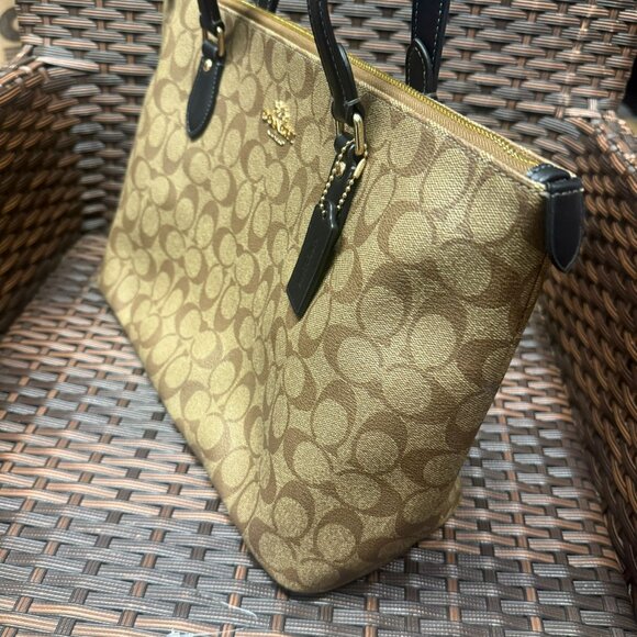 coach Gallery Tote Bag In Signature Canvas ca187 - Picture 2 of 8